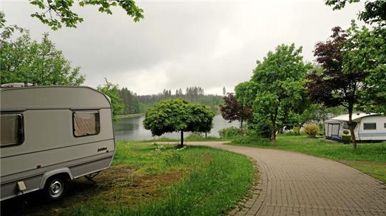 Der Campingplatz Prahljust ist der größte Campingplatz im Harz, er liegt direkt am Pixhaier Teich bei Buntenbock.