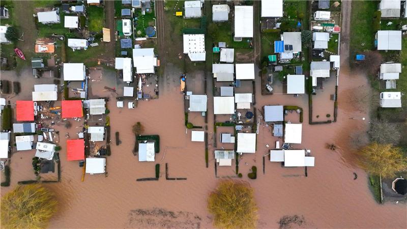 Bundeskanzler Scholz dankt Helfern in Hochwassergebieten Der Campingplatz an der Talsperre Kelbra (Thüringen) steht unter Wasser.