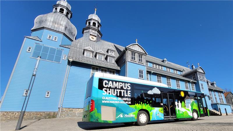 Der Campus-Shuttle ist eindeutig als solcher zu erkennen.