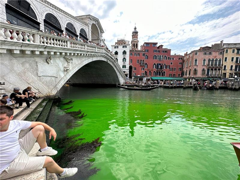 Rätselraten um grünen Canal Grande in Venedig Der Canale Grande ist auf einmal grün.