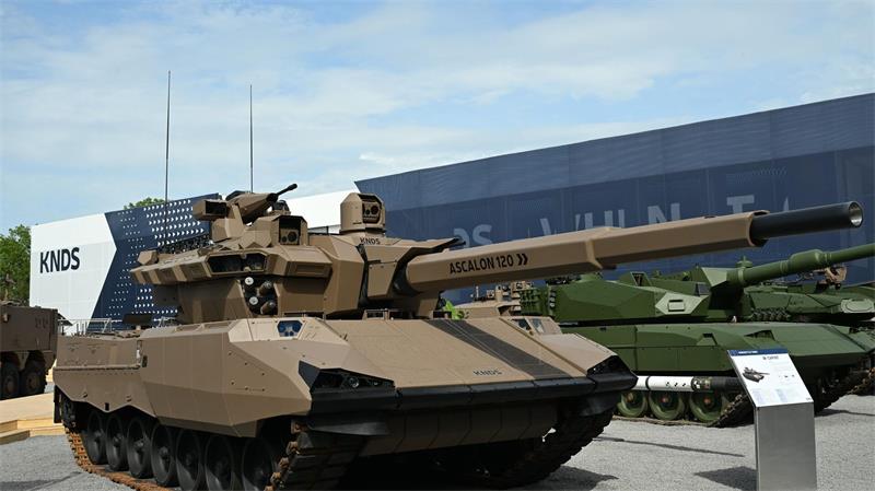 Panzerbauer KNDS legt Börsengang auf Eis Der Capint-Kampfpanzer von KNDS France, rechts daneben in grün zwei Leopard-Kampfpanzer.