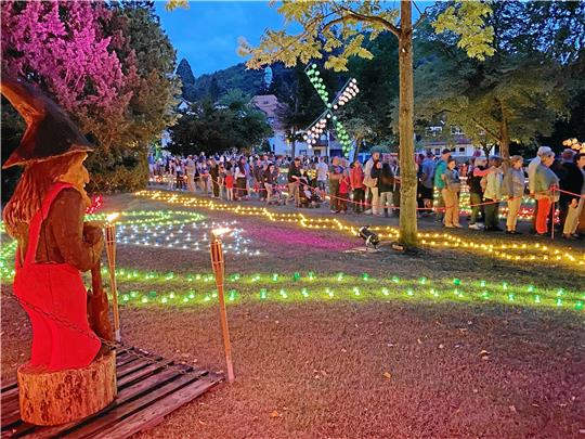 Der Casinopark ist immer wieder das Zentrum der Illumination. Je später der Abend, desto funkelnder die Lichter und desto enger wird es auf den Wegen. In Spitzenzeiten wird dort ein Durchlauf von 4600 Besuchern pro Stunde gemessen. Fotos: Schlegel