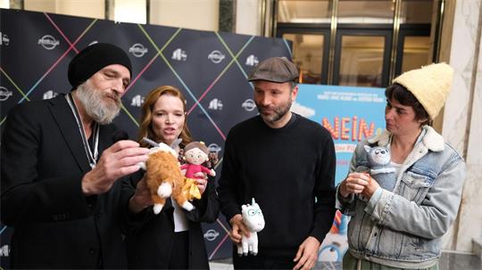 Der Cast des Films „Das NEINhorn“ war bei der Premiere dabei.