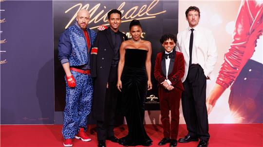 Der Cast vom Biopic „Michael“ mit Jaafar Jackson (2. v. l.) kam zur internationalen Premiere in Berlin.