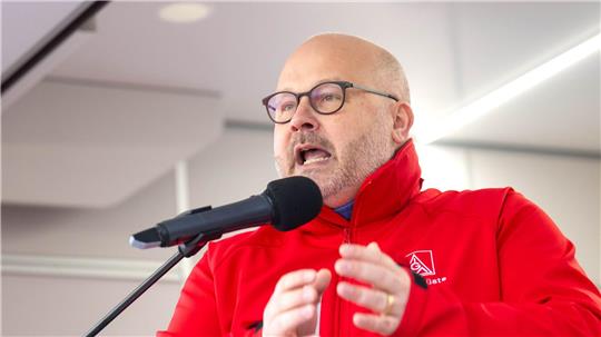 Der Chef der IG Metall Küste, Daniel Friedrich, hält die Lage der norddeutschen Metall- und Elektroindustrie für robust. Die Lage sei aber fragil. (Archivbild)