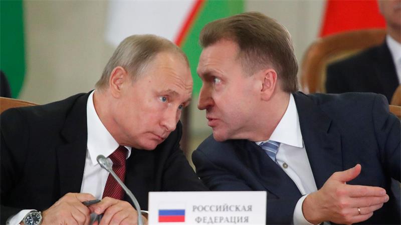 Der Chef der VEB.RU, Igor Schuwalow (r.), hat laut Medien seinen Chefvolkswirt Andrei Klepatsch entlassen, weil der eine Niederlage Russlands vorhergesagt hat. (Archivbild)