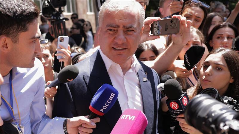 Festnahmen und Skandale überschatten Wahl in Armenien Der Chef der prorussischen Oppositionspartei Starkes Armenien Karapetjan klagt über die Verfolgung seiner Anhänger.