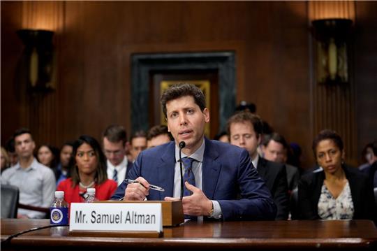 Der Chef des ChatGPT-Erfinders, Sam Altman, 
spricht während einer Anhörung im US-Senat.