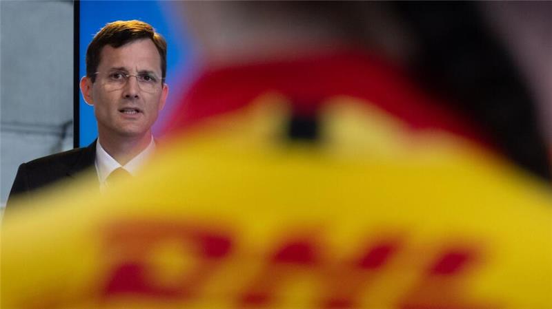 Das Briefporto steigt Der Chef des Logistikkonzerns DHL, Tobias Meyer, spricht vor Mitarbeitern. Das Briefgeschäft von DHL heißt Deutsche Post.