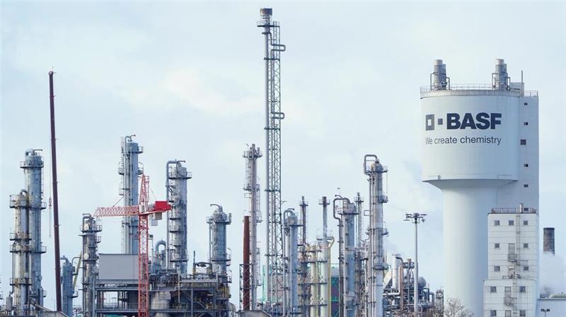 Der Chemiekonzern BASF sieht sich bei seinen milliardenschweren Kosteneinsparungen auf einem gutem Weg.