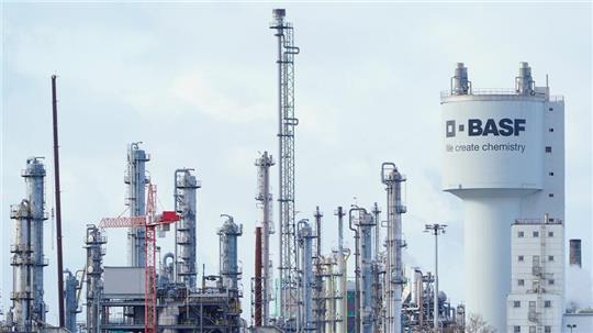 Der Chemiekonzern BASF sieht sich bei seinen milliardenschweren Kosteneinsparungen auf einem gutem Weg.
