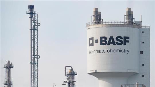 Der Chemiekonzern BASF zählt zu den wichtigsten Arbeitgebern in Rheinland-Pfalz. Der Sparkurs des Ludwigshafener Konzerns mit Stellenabbau und der Schließung von Anlagen bereitet dem Land Sorgen. (Archivbild)