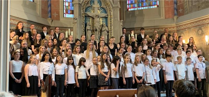 Chöre und Solisten begeistern beim WvS-Sommerkonzert Der Chor 1 und Chor 3 eröffnen das Konzert in der Lutherkirche gemeinsam. Fotos: Böhnisch