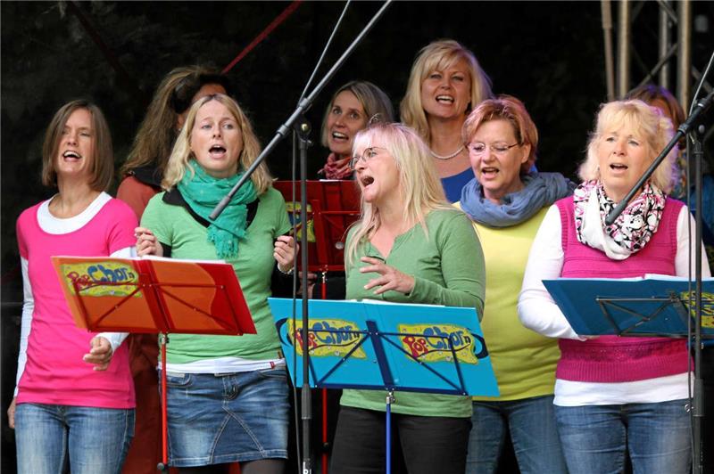 Der Chor „PopChor‘n“ sorgt am Sonntag bei der Plaza-Party für Stimmung. Die Musiker aus Goslar mussten sogar zwei Zugaben geben. Foto: Epping