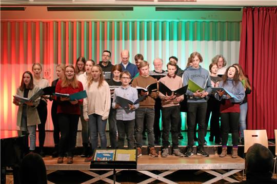 Der Chor aus Schülern und Lehrern ist beim Weihnachtskonzert für die klassischeren Gesänge zuständig. Foto: Skuza