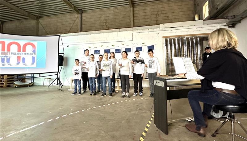 Projekt zum Thema Flucht: Schüler basteln XXL-Origami-Boot Der Chor der 3. bis 6. Klasse hat mehrere berührende Lieder einstudiert. Foto: Awo Braunschweig