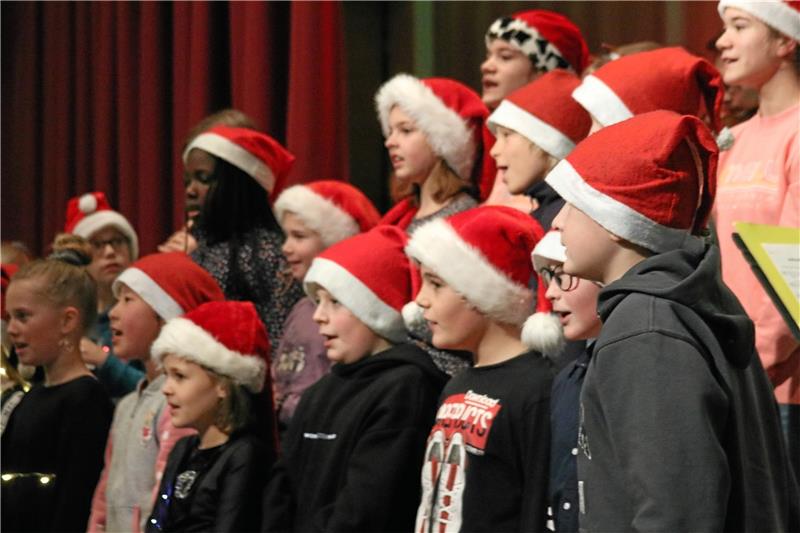 Der Chor der Fünftklässler stimmt mit einem Medley auf Weihnachten ein. Foto: Skuza