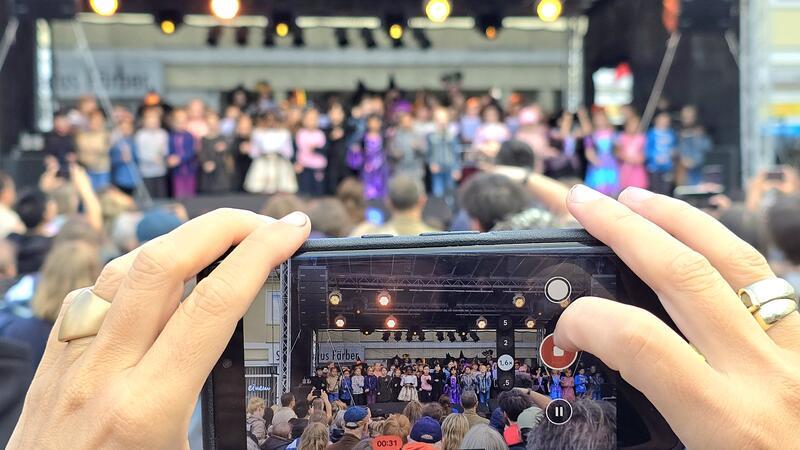 Nur ein Pöbler stört ein ansonsten gelungenes Jürgenohlfest Der Chor der Grundschule Jürgenohl eröffnet das Stadtteilfest.