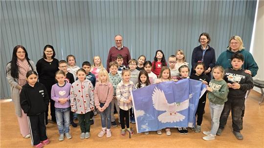 Der Chor der Grundschule Oker singt beim Jahresantrunk in der Begegnungsstätte Friedenslieder.