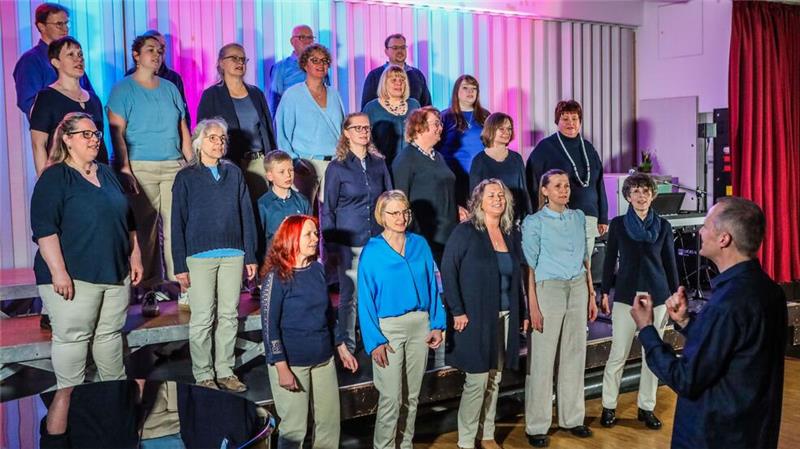 Sinfonieorchester der TU Clausthal bringt Romantik in die Aula Der Chor der TU Clausthal singt in der Aula der Robert-Koch-Schule.