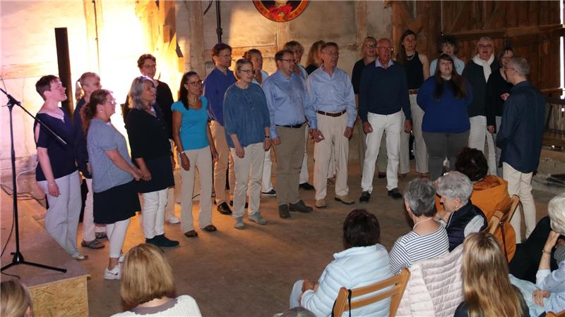 Bad Harzburger Sommerabend im Gestüt: Neuauflage lockt 200 Gäste Der Chor der TU Clausthal sorgt für Gänsehautmomente.