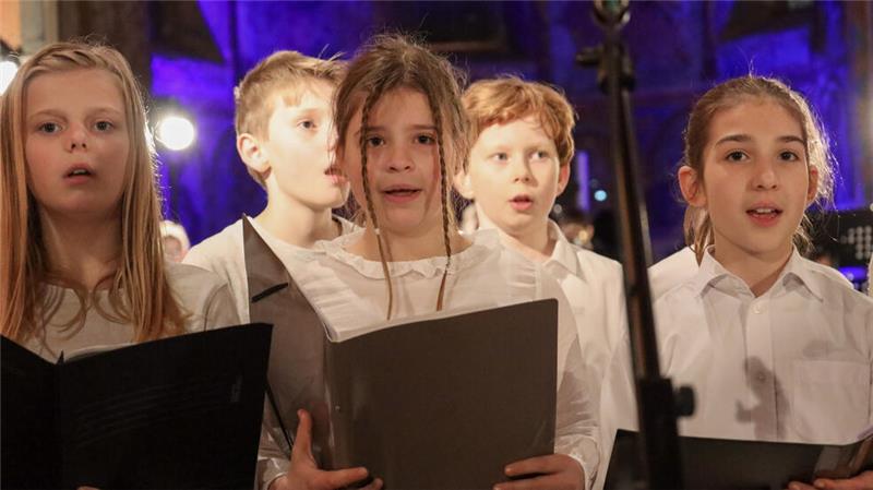 Der Chor der fünften und sechsten Klassen begeistert mit Harmonie und Soloeinlagen.
