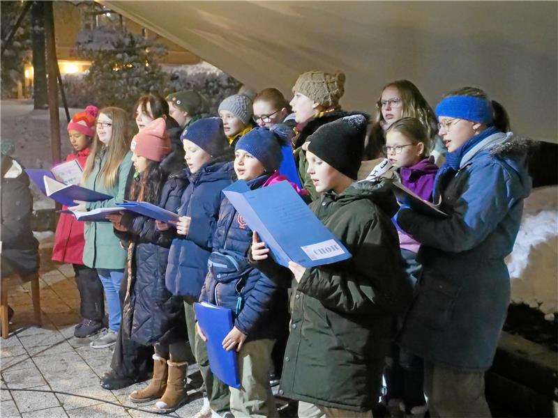 Der Chor des Niedersächsischen Internatsgymnasiums begleitet die Zeremonie musikalisch.