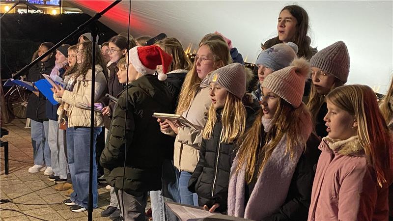 Harzburg: Freitags wird es an der Krippe im Rosengarten lebendig Der Chor des Niedersächsischen Internatsgymnasiums (NIG) singt zur Eröffnung.