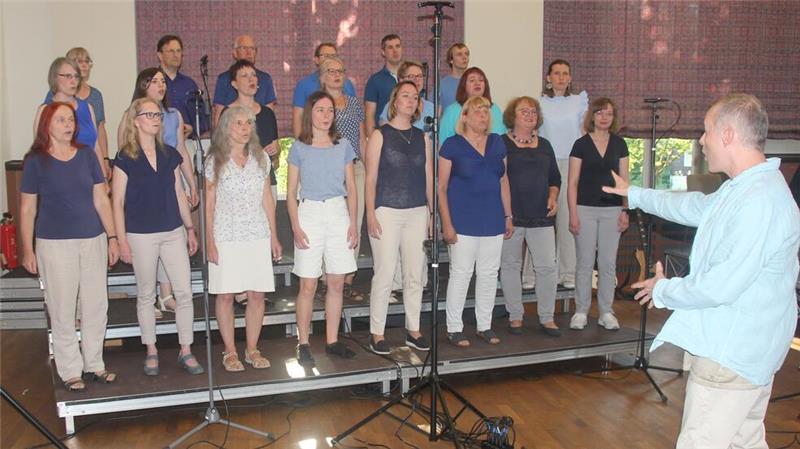 Der Chor singt unter der Leitung von André Wenauer.