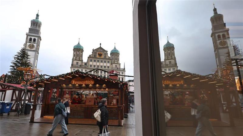 Der Christkindlesmarkt in Augsburg ist unter anderem mit Pollern gesichert. 