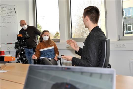 Der Clausthaler Juniorprofessor Benjamin Leiding (rechts) ist für das ZDF von Redakteurin Nora Stoewer interviewt worden.  Foto: Ernst/TU Clausthal