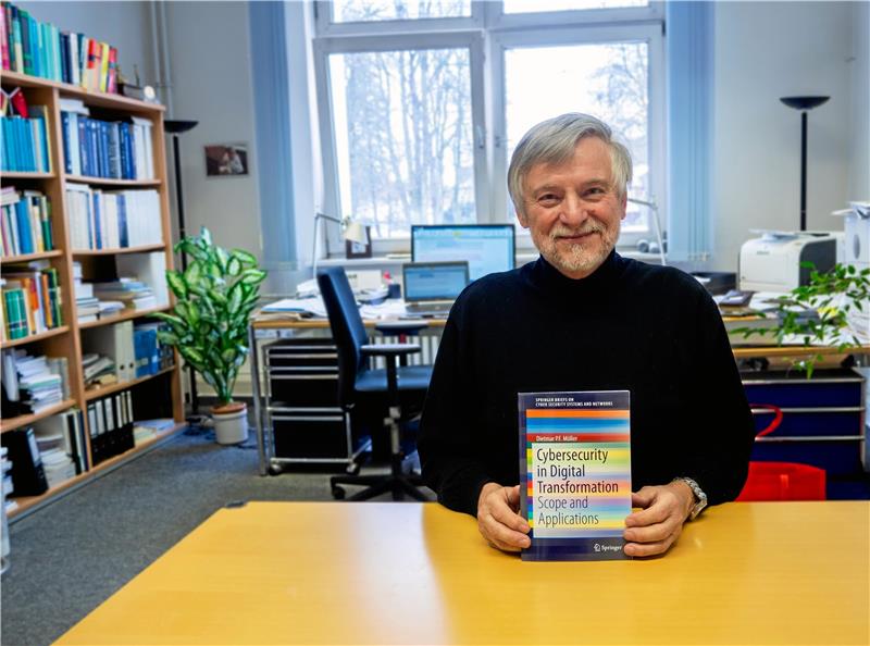 Der Clausthaler Professor Dietmar Möller präsentiert sein neues Buch.  Foto: Kaiser/TU