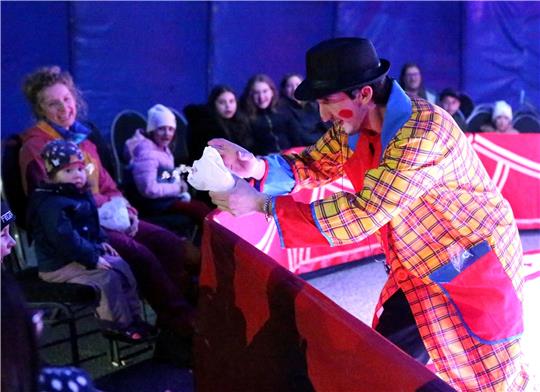 Der Clown „Zitrone“ ist mit dem Popcorn nicht immer ganz zielsicher. Foto: Neuendorf