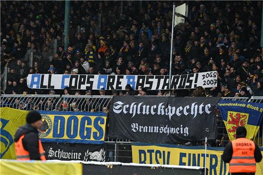 Der Club Eintracht Braunschweig hat seine Fans für das beleidigende Plakat im Stadion kritisiert.