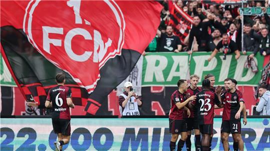 Der „Club“ jubelt gegen Braunschweig, hier nach dem Tor zum 2:0.