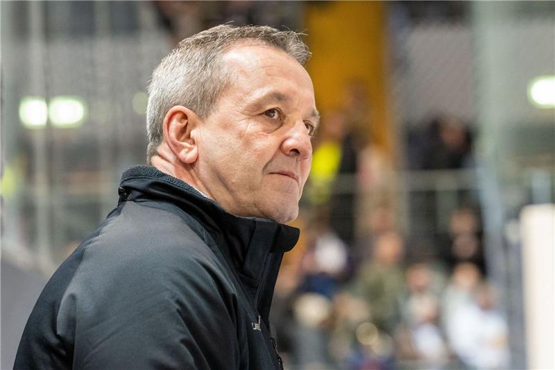 Bremerhaven gewinnt Nordduell in der DEL Der Coach freute sich über einen Derby-Sieg mit den Pinguins gegen Wolfsburg.
