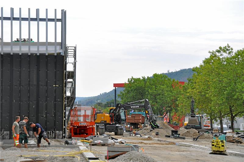 Ein Blick hinter die Kulissen des neuen Goslarer Marktkaufs Der Countdown läuft: Der Marktkauf an der Gutenbergstraße öffnet am 28. September. Auf dem Außengelände sind aktuell noch die Bagger mit dem Herrichten der Parkplätze und Zufahrten beschäftigt. Foto: Heine