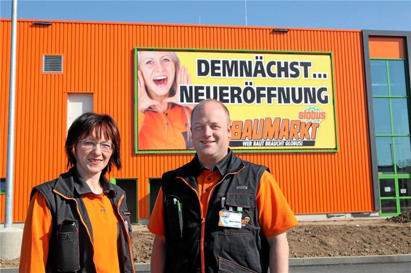 Der Countdown läuft: Marktleiterin Birgit Schlosser-Coners und Vize Martin Müller freuen sich auf den 29. März.