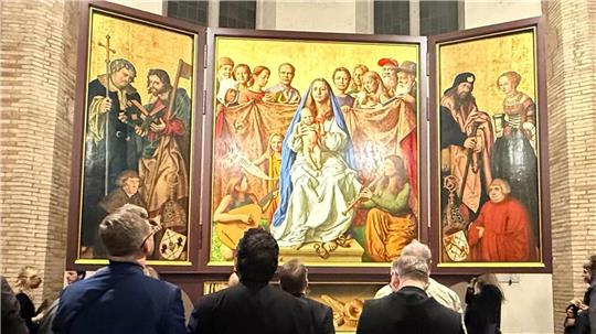 Der Cranach-Triegel-Altar ist in der Marienkirche des Friedhofs Campo Santo Teutonico zu sehen.