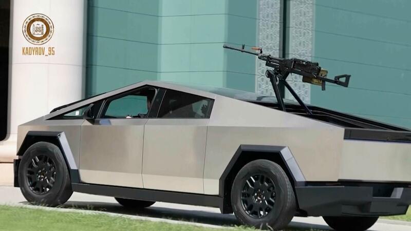 Tschetscheniens Machthaber Kadyrow prahlt mit Cybertruck Der Cybertruck ist mit einem Maschinengewehr ausgestattet.