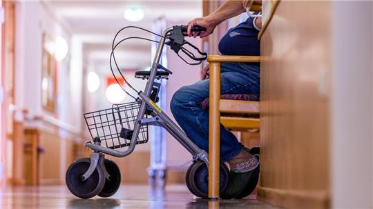 Der DAK-Pflegereport warnt: Das Ausscheiden der Boomer dürfte die Personalnot in der Pflege in Niedersachsen verschärfen. (Symbolbild)