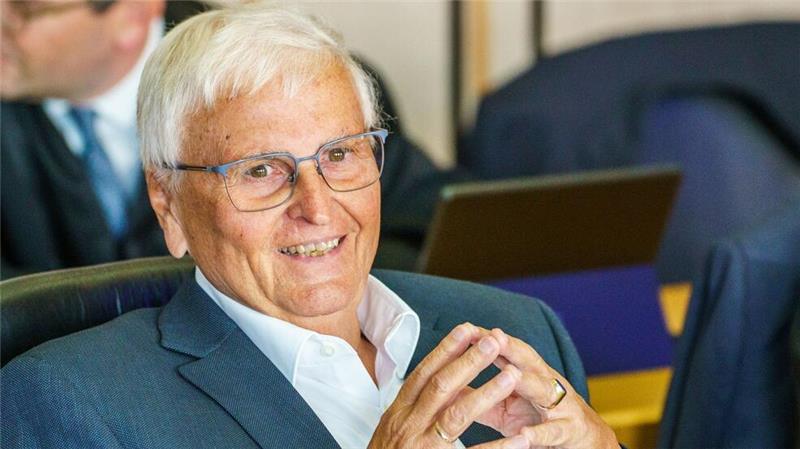 DFB verklagt Ex-Boss Zwanziger auf 24 Millionen Euro Der DFB geht gerichtlich gegen den Ex-Präsidenten Theo Zwanziger vor.