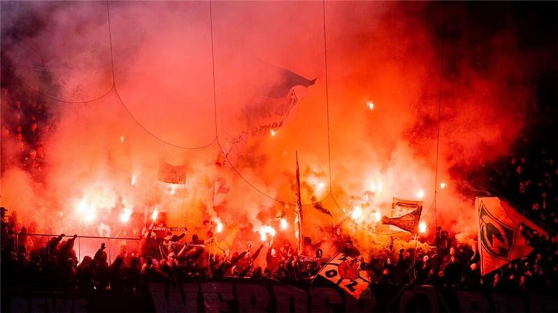 Fan-Kritik an DFB-Strafen in zweistelliger Millionenhöhe Der DFB hat in der Saison 2023/24 gegen die Vereine aus den ersten drei Ligen Geldstrafen in Höhe von rund 12,5 Millionen Euro verhängt.
