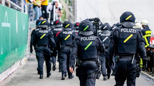 Der DFB wird künftig mögliche Gebührenbescheide für Polizei-Mehrkosten bei Hochrisikospielen an die Vereine weitergeben. (Archivbild)