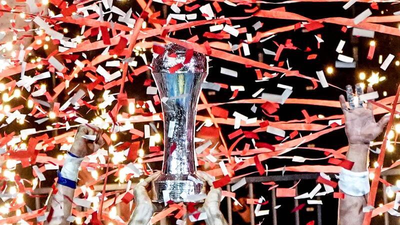Der DHB-Pokal wird gefeiert.