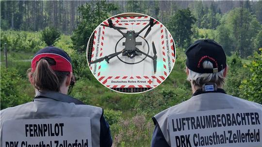 DRK Clausthal-Zellerfeld setzt auf neue Hightech-Drohne Zwei DRK-Mitglieder stehen im Wald und steuern eine Drohne, auf dem Rücken steht Fernpilot und auf dem anderen Luftraumbeobachter. Rund eingeklinkt ist die neue Drohne des DRK zu sehen.