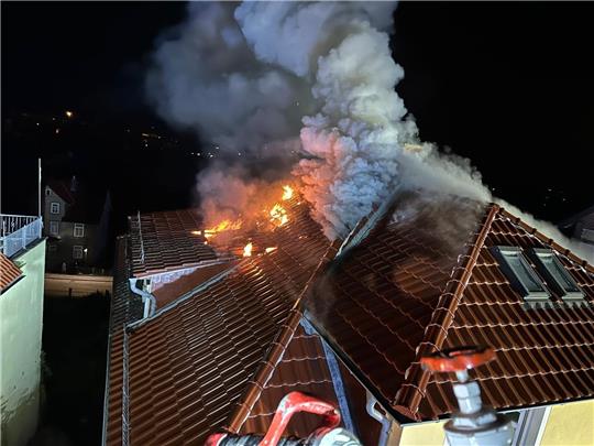 Der Dachstuhl eines Mehrfamilienhauses in der Welfenstraße steht in Flammen. Foto: Feuerwehr Blankenburg