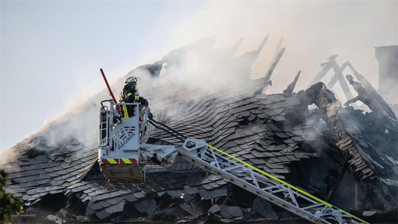Der Dachstuhl geriet durch das Feuer in Vollbrand. 