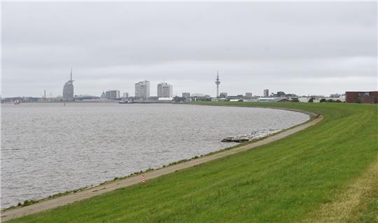 Der Deich am Naturschutzgebiet Luneplate.