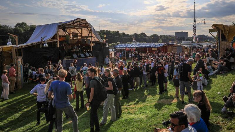 Der Deich wird zur Bühne, die Weser zur Festival-Kulisse - und das auch noch gratis: Das Umsonst-und-draußen-Festival in Bremen beginnt.